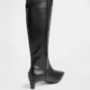 Kniehohe Stiefel mit Kitten-Heel und spitzer Zehenpartie