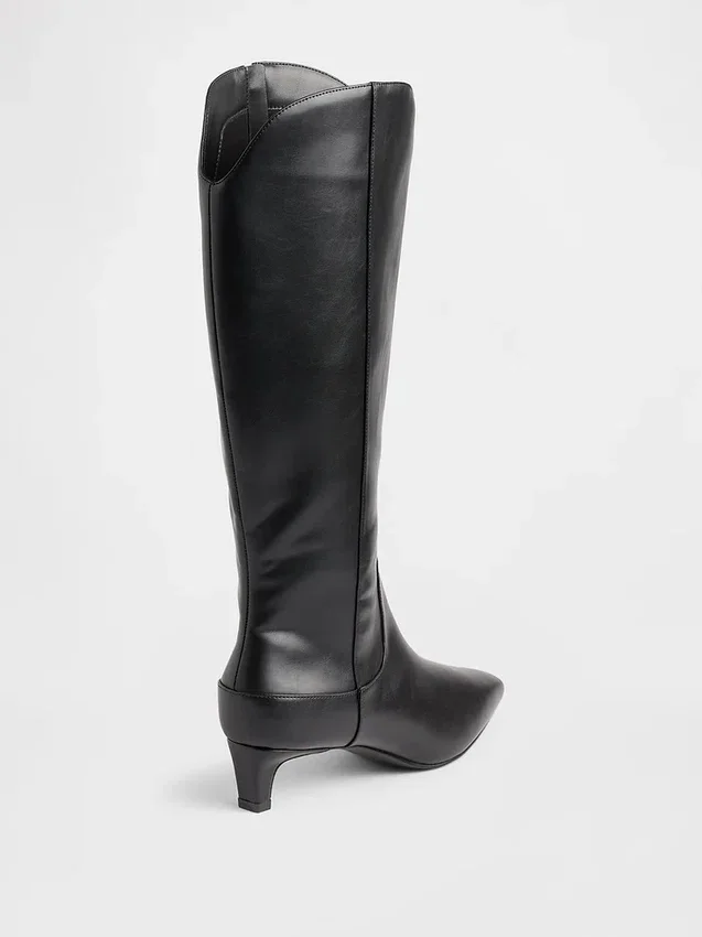 Kniehohe Stiefel mit Kitten-Heel und spitzer Zehenpartie