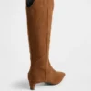 Kniehohe Stiefel mit Kitten-Heel und spitzer Zehenpartie