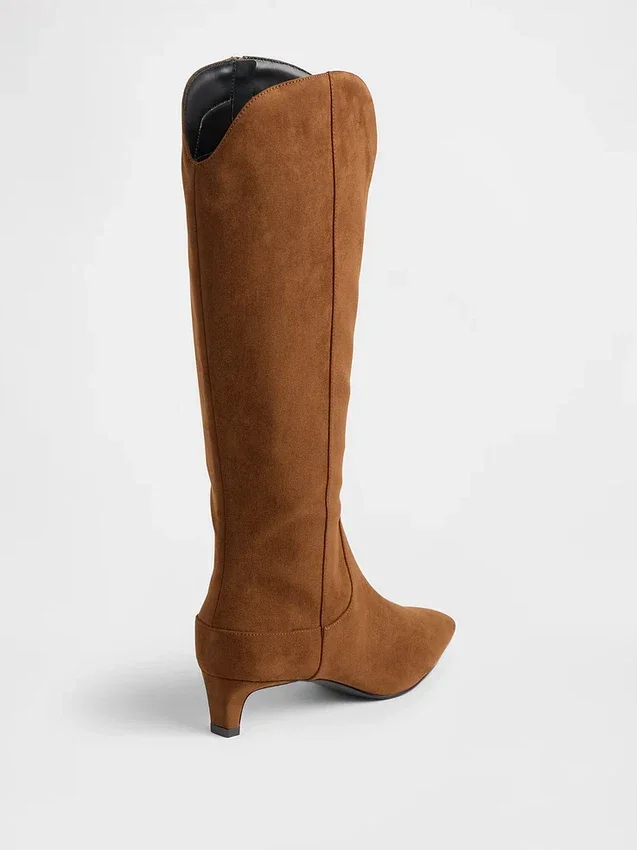 Kniehohe Stiefel mit Kitten-Heel und spitzer Zehenpartie