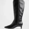 Kniehohe Stiefel mit Kitten-Heel und spitzer Zehenpartie