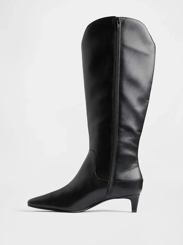 Kniehohe Stiefel mit Kitten-Heel und spitzer Zehenpartie