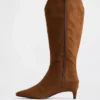 Kniehohe Stiefel mit Kitten-Heel und spitzer Zehenpartie