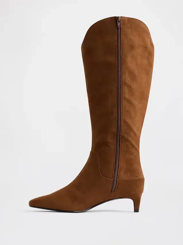 Kniehohe Stiefel mit Kitten-Heel und spitzer Zehenpartie