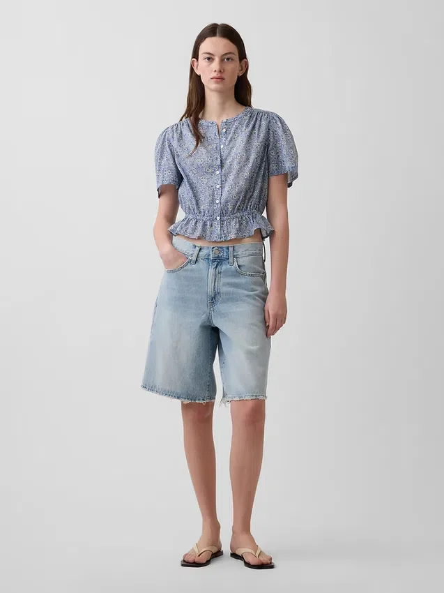 Kurzes Peplum-Oberteil mit Knopfleiste