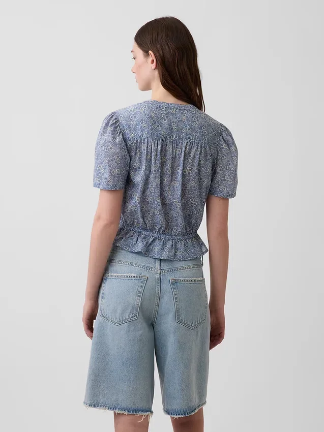 Kurzes Peplum-Oberteil mit Knopfleiste
