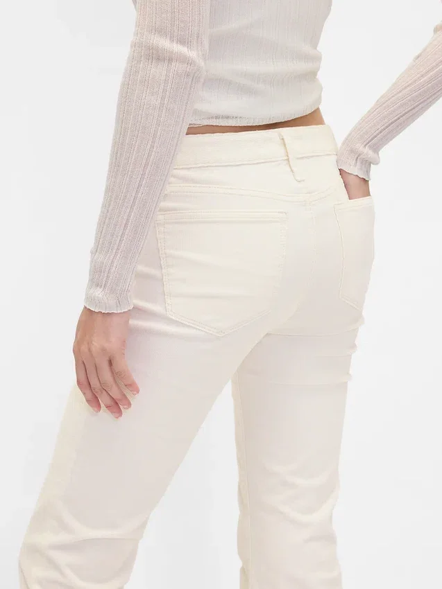 Lange, schmal geschnittene Cord-Hose mit niedriger Leibhöhe