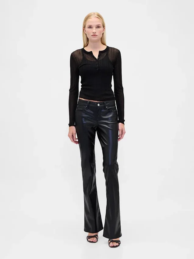 Lange, schmal geschnittene Hose aus recyceltem veganem Leder mit niedriger Leibhöhe