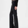 Lange, schmal geschnittene Hose aus recyceltem veganem Leder mit niedriger Leibhöhe