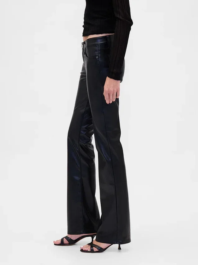 Lange, schmal geschnittene Hose aus recyceltem veganem Leder mit niedriger Leibhöhe