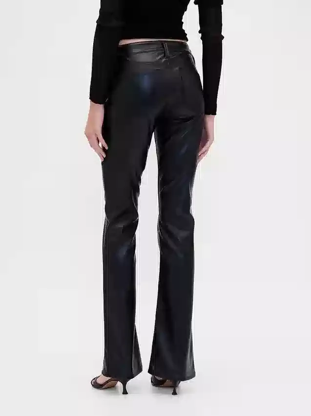 Lange, schmal geschnittene Hose aus recyceltem veganem Leder mit niedriger Leibhöhe