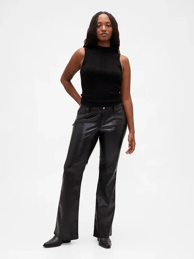 Lange, schmal geschnittene Hose aus recyceltem veganem Leder mit niedriger Leibhöhe