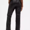 Lange, schmal geschnittene Hose aus recyceltem veganem Leder mit niedriger Leibhöhe