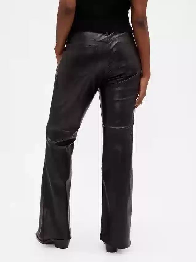 Lange, schmal geschnittene Hose aus recyceltem veganem Leder mit niedriger Leibhöhe