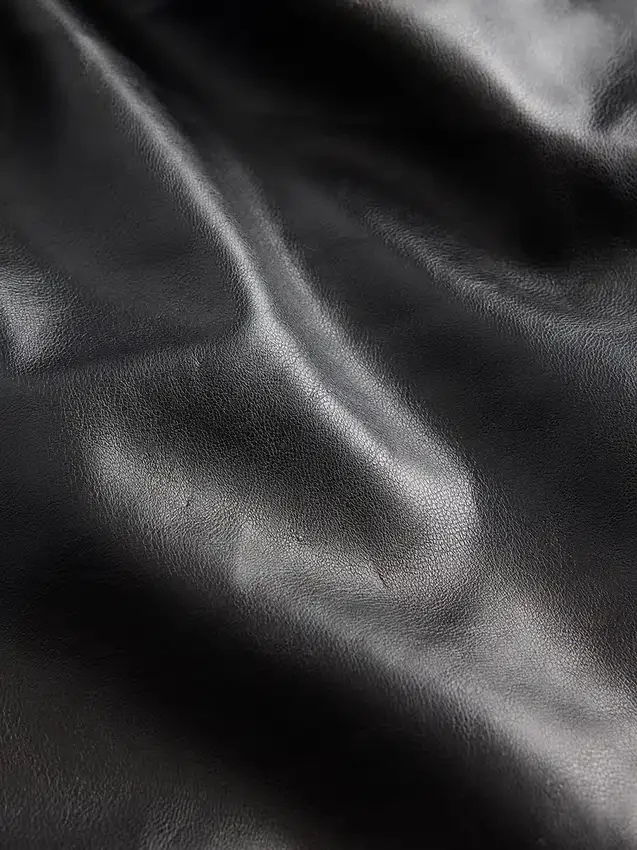 Lange, schmal geschnittene Hose aus recyceltem veganem Leder mit niedriger Leibhöhe