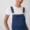 Lange, schmal geschnittene Latzhose