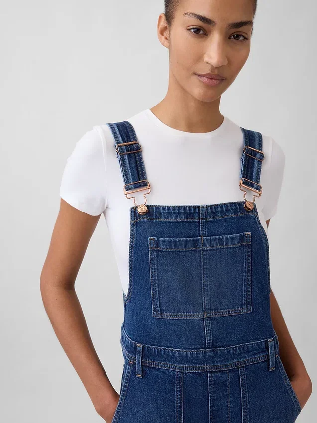 Lange, schmal geschnittene Latzhose