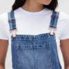 Lange, schmal geschnittene Latzhose