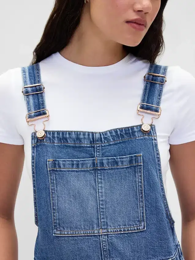 Lange, schmal geschnittene Latzhose