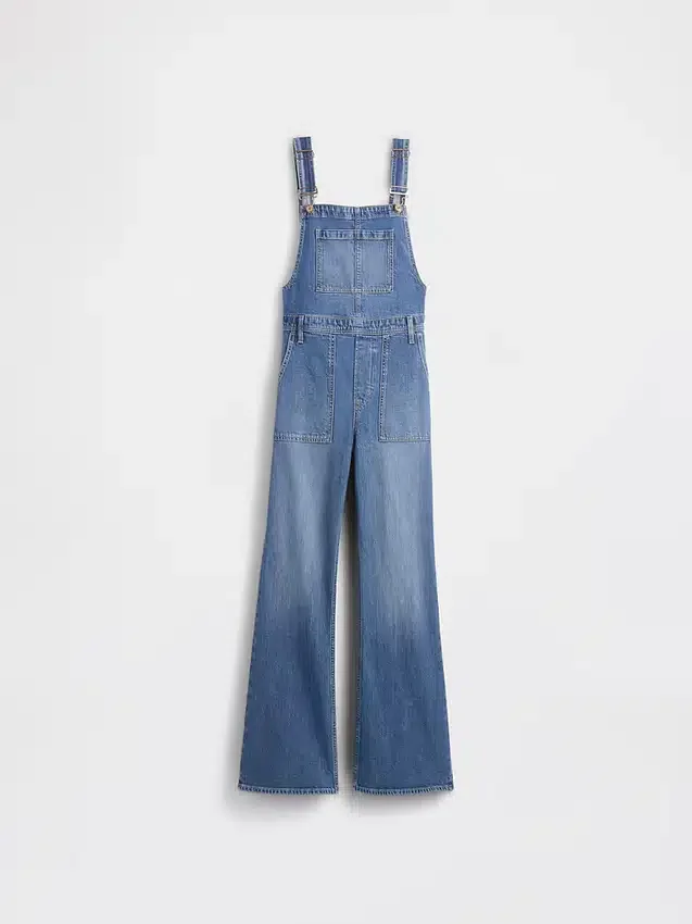 Lange, schmal geschnittene Latzhose