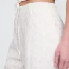 Locker sitzende Hose mit weitem Bein und mittlerer Leibhöhe