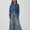 Locker sitzende, kurze Strickjacke für Kinder