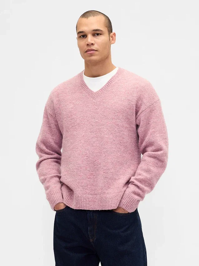 Locker sitzender, kurzer Pullover mit V-Ausschnitt