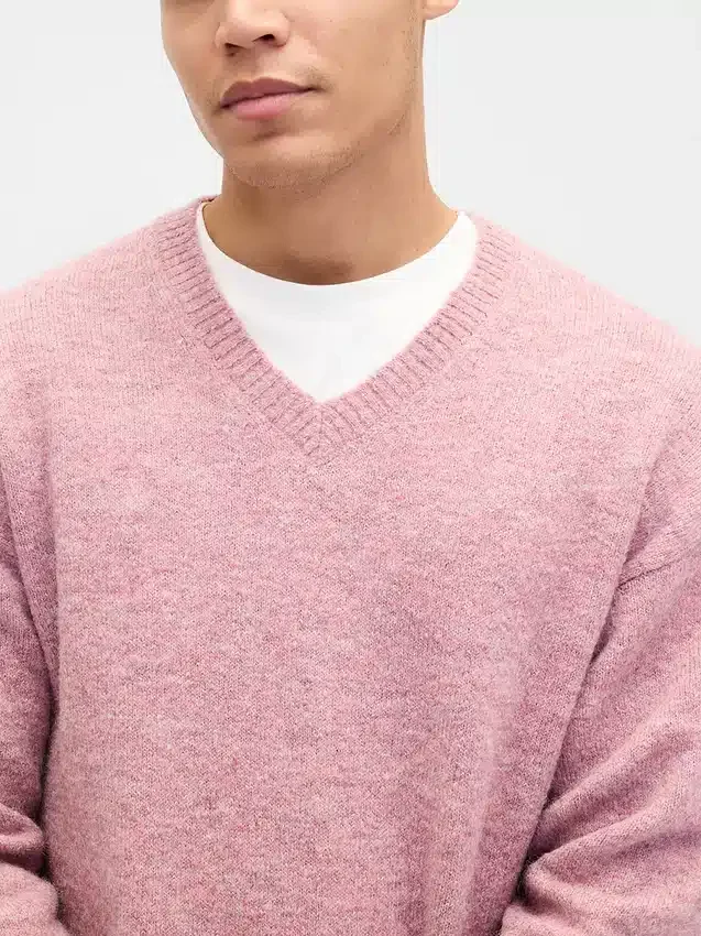 Locker sitzender, kurzer Pullover mit V-Ausschnitt