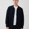 Locker sitzender Pullover