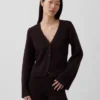 Locker sitzender Pullover aus Baumwollmischung mit V-Ausschnitt