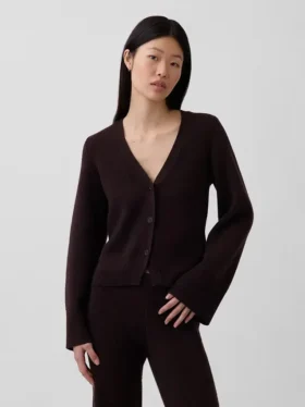 Locker sitzender Pullover aus Baumwollmischung mit V-Ausschnitt