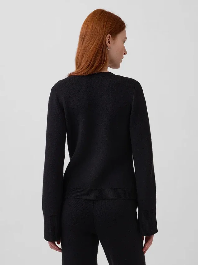 Locker sitzender Pullover aus Baumwollmischung mit V-Ausschnitt