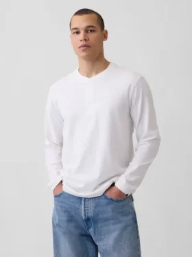 Locker sitzendes Henley-T-Shirt