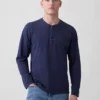 Locker sitzendes Henley-T-Shirt