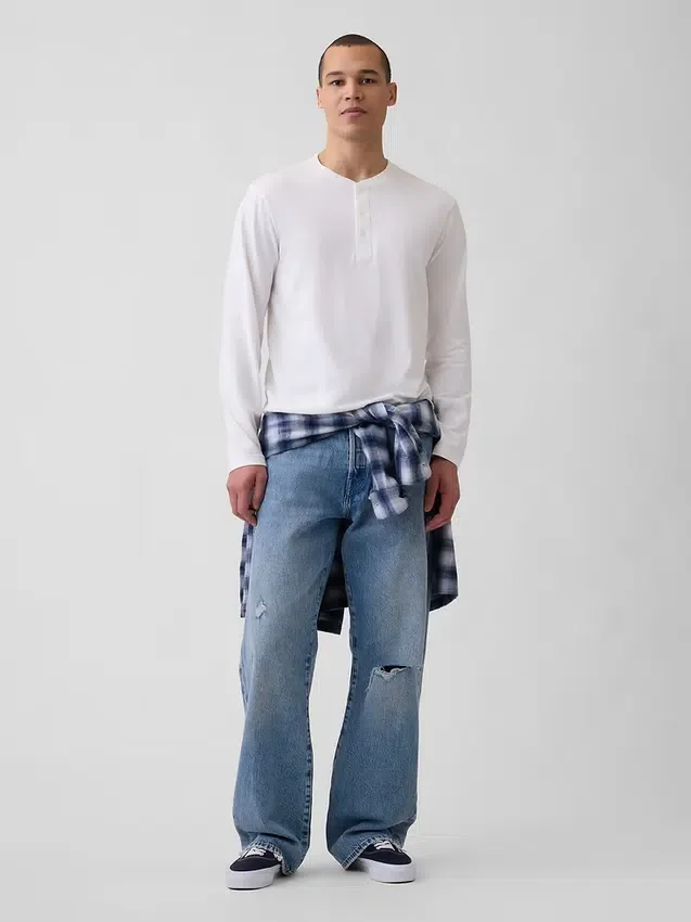 Locker sitzendes Henley-T-Shirt