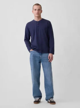 Locker sitzendes Henley-T-Shirt