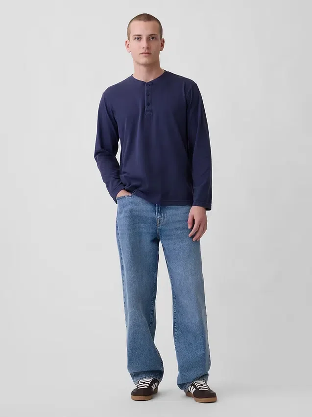 Locker sitzendes Henley-T-Shirt