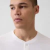 Locker sitzendes Henley-T-Shirt