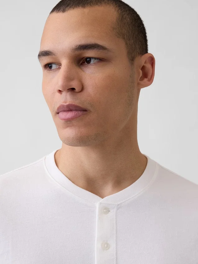 Locker sitzendes Henley-T-Shirt