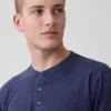 Locker sitzendes Henley-T-Shirt