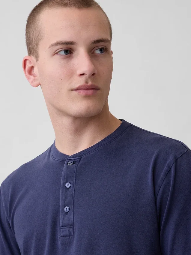 Locker sitzendes Henley-T-Shirt