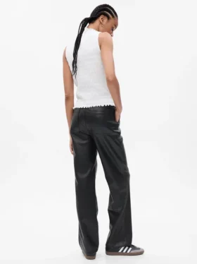Lockere Hose aus veganem Leder mit mittlerer Leibhöhe