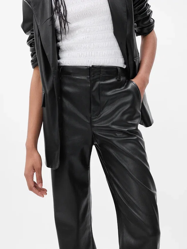 Lockere Hose aus veganem Leder mit mittlerer Leibhöhe