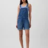Lose Denim-Latzhose im 90er-Jahre-Stil