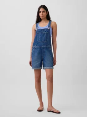 Lose Denim-Latzhose im 90er-Jahre-Stil