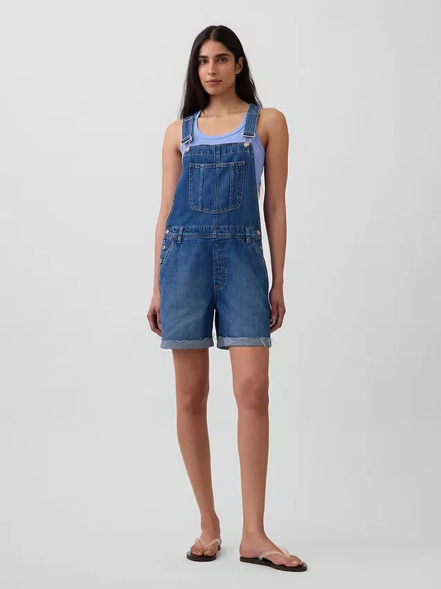 Lose Denim-Latzhose im 90er-Jahre-Stil