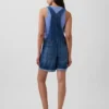 Lose Denim-Latzhose im 90er-Jahre-Stil