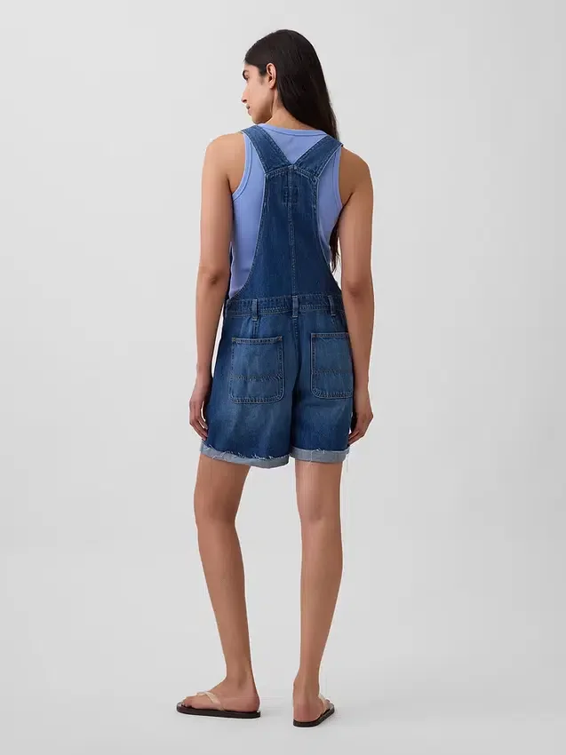Lose Denim-Latzhose im 90er-Jahre-Stil