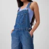Lose Denim-Latzhose im 90er-Jahre-Stil