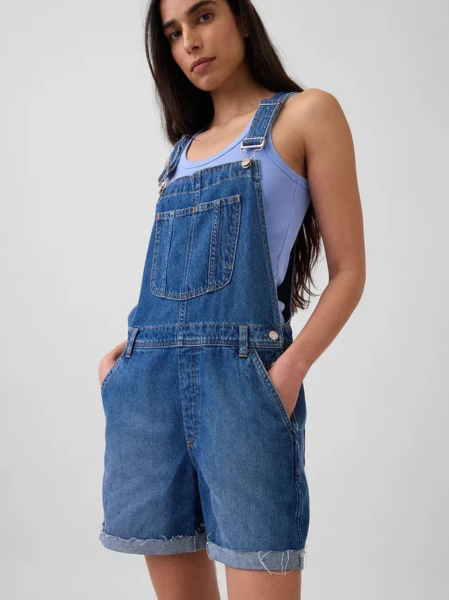 Lose Denim-Latzhose im 90er-Jahre-Stil